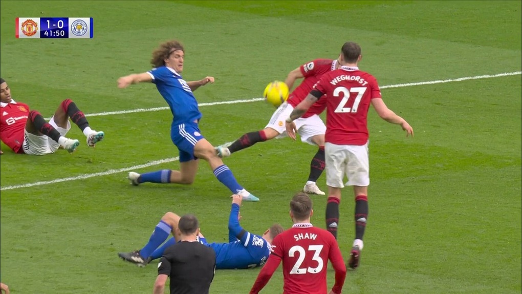 Tranh cãi gay gắt về hai tình huống Man Utd hưởng lợi từ trọng tài - 2 Tranh cãi gay gắt về hai tình huống Man Utd hưởng lợi từ trọng tài - 2