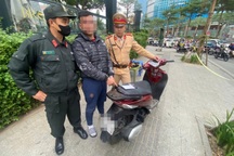 Thanh niên đi SH lượn phố lộ gói ma túy