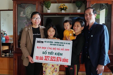 Trao sổ tiết kiệm hơn 300 triệu đồng của bạn đọc giúp đỡ bé 13 tuổi nuôi em