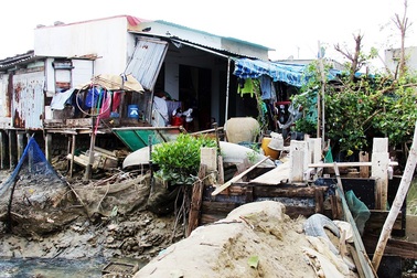 Khốn khổ hàng trăm hộ dân sống "treo" giữa phố tại Bình Định!