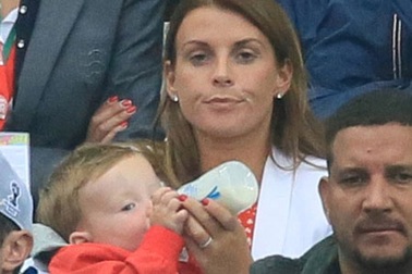 Vợ Wayne Rooney chăm chú theo dõi chồng thi đấu