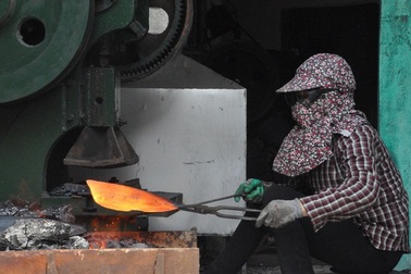 "Quai búa" mạnh mẽ của những phụ nữ làm nghề cơ bắp