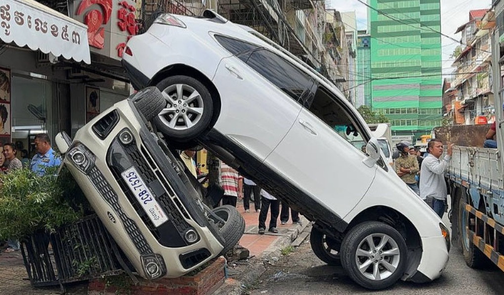 Mới mua chiếc Lexus chưa đầy một tuần, tài xế lái lùi ép lật xe khác - 1 Mới mua chiếc Lexus chưa đầy một tuần, tài xế lái lùi ép lật xe khác - 1