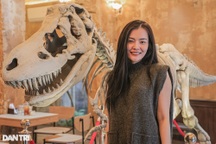 Hà Nội: Quán cà phê trưng bày xương "khủng long", ngày đón gần nghìn khách