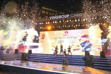 Bùng nổ với đêm nhạc “Vingroup card: Một tấm thẻ - Vạn món quà”