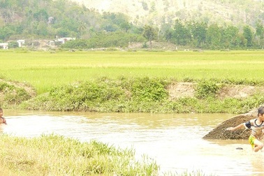 Rủ nhau đi chơi, 2 trẻ sảy chân chết đuối