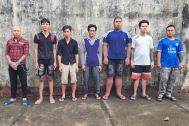 Bắt giam 7 đối tượng mang 8 khẩu súng đi "quậy" trường gà