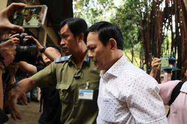 Bị cáo Nguyễn Hữu Linh được che chắn khi tới tòa