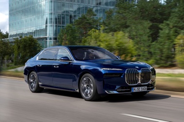 BMW lách khe hẹp trên thị trường xe điện