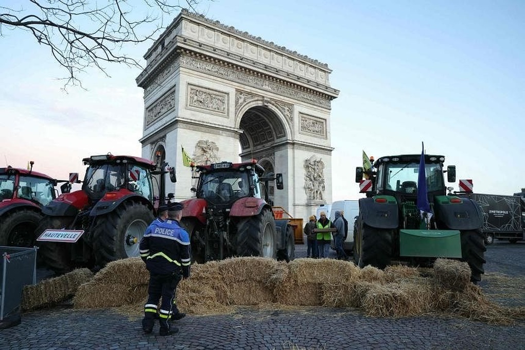 Nông dân lái máy kéo biểu tình ở trung tâm Paris - 1 Nông dân lái máy kéo biểu tình ở trung tâm Paris - 1