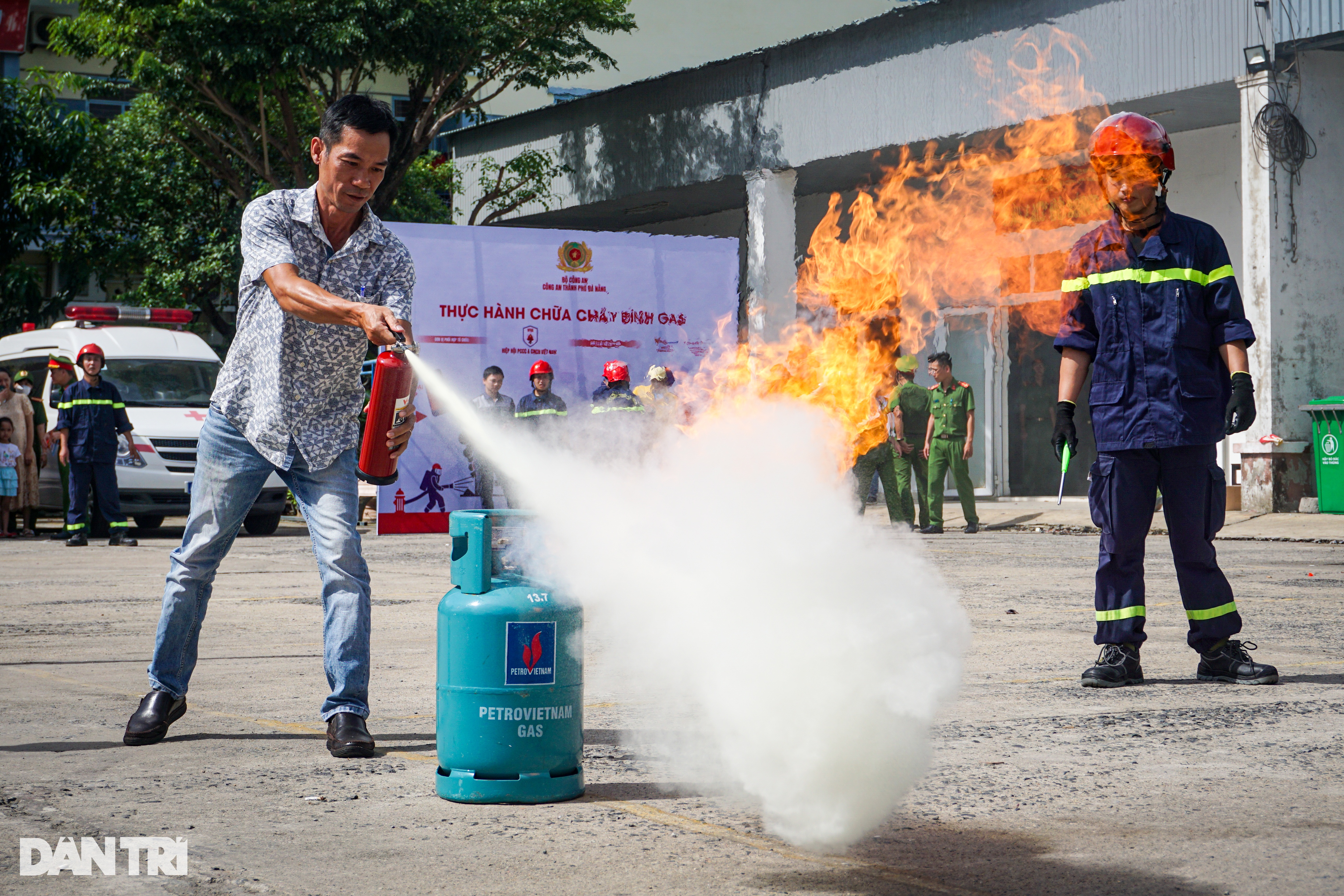 Bật tường, đu dây thoát hiểm trong đám cháy mới thấy cứu nạn không hề dễ - 3