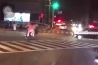 Cảnh sát Nhật lao thẳng ô tô vào đoàn mô tô gây rối trên đường