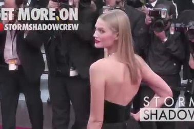 Toni Garrn diện váy khoe lưng trần