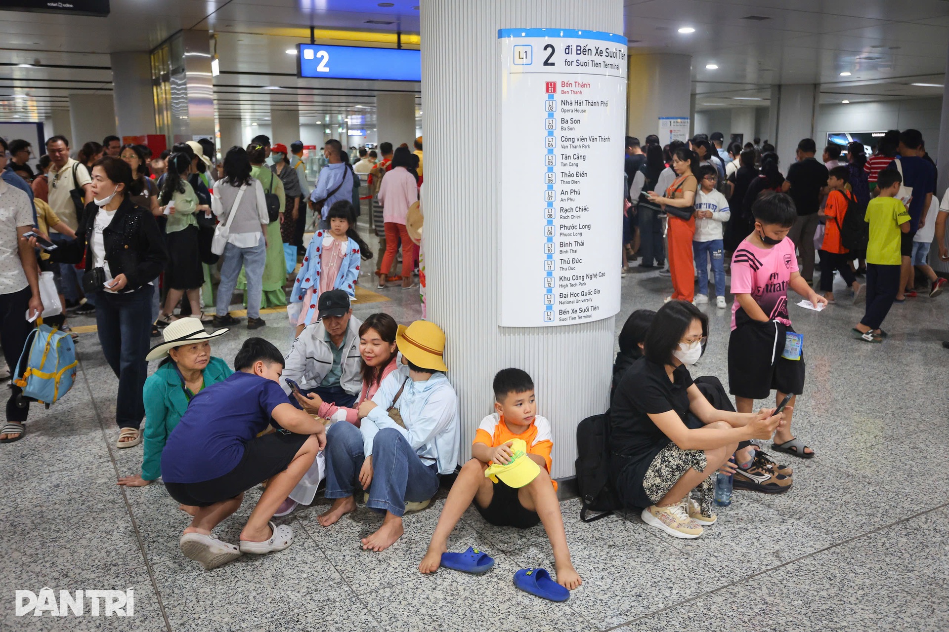 Hành khách chờ cả tiếng vẫn chưa lên được Metro số 1 - 13 Hành khách chờ cả tiếng vẫn chưa lên được Metro số 1 - 13