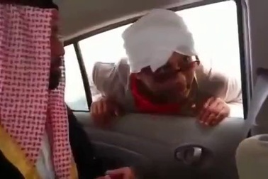 Người ăn xin "hồn nhiên" gõ cửa xe xin tiền khách ở Dubai