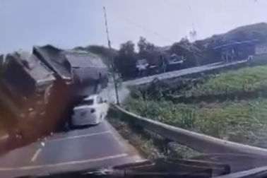 Kinh hoàng khoảnh khắc xe ben vượt ẩu rồi lật nghiêng đè nát xe con