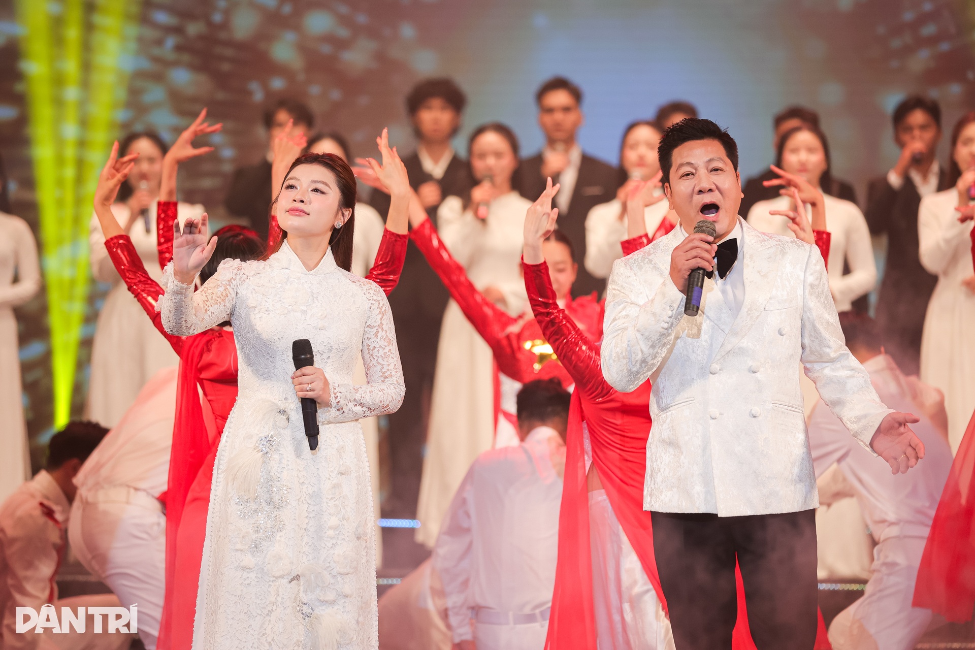 Xúc động đêm nhạc nhớ về Bác Hồ kính yêu - 13