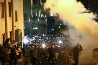 Người biểu tình bao vây quốc hội Georgia