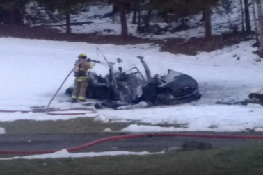 Xem xe Tesla bốc cháy ngùn ngụt sau khi đâm vào tường đá