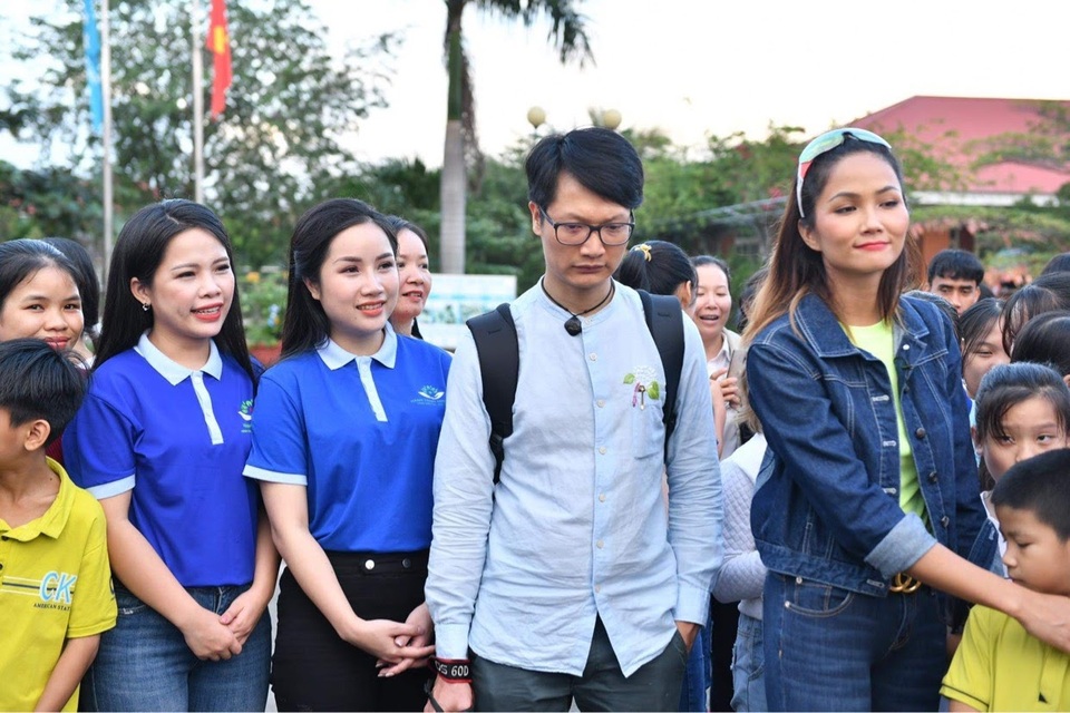 Doanh Nhân Đỗ Hương Ly hội ngộ HHen Niê tại làng trẻ SOS Quy Nhơn - 3 Doanh Nhân Đỗ Hương Ly hội ngộ HHen Niê tại làng trẻ SOS Quy Nhơn - 3