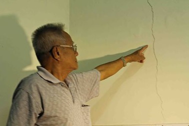 Hàng loạt nhà dân bị nứt, lún do thi công cầu