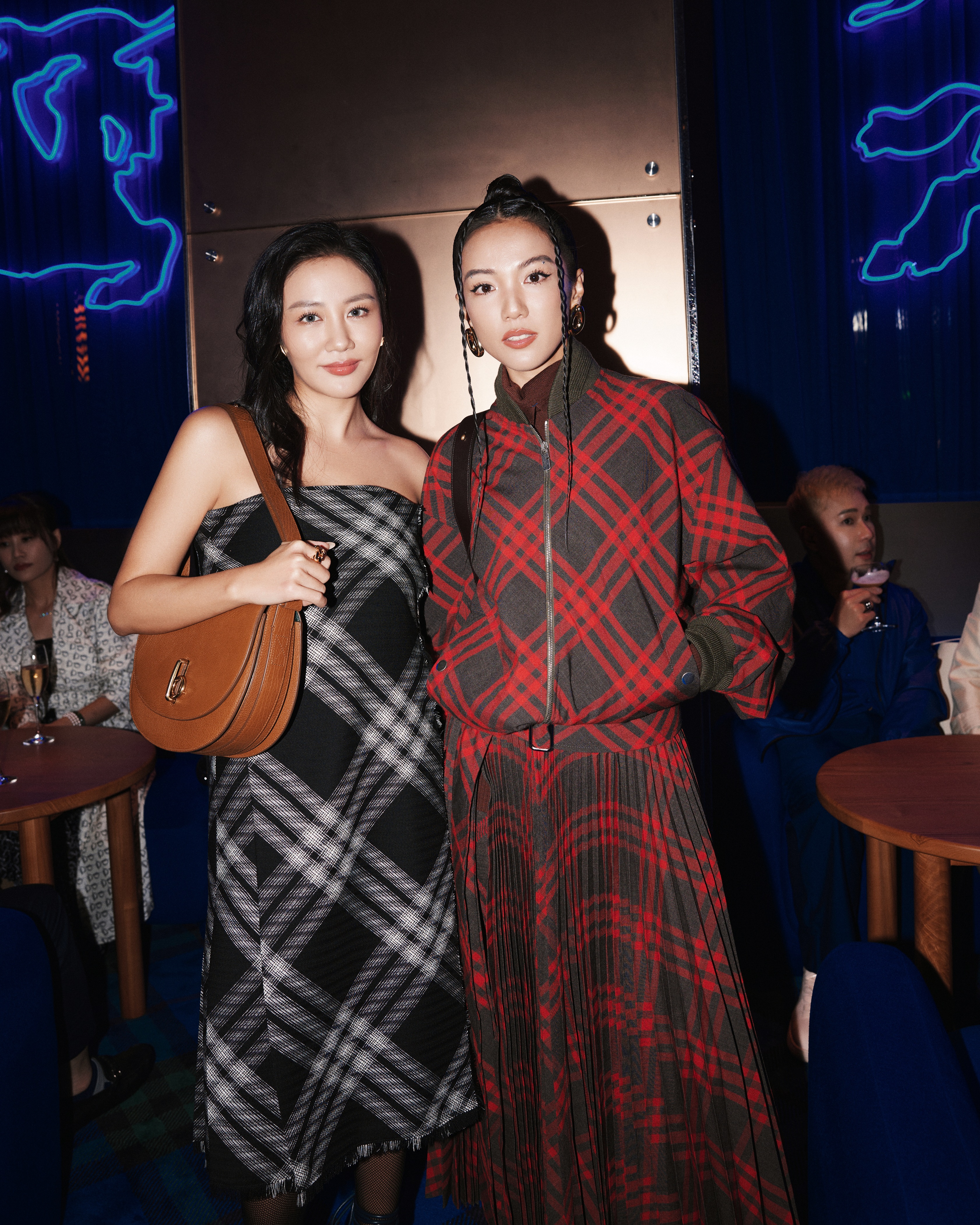 Văn Mai Hương trong khung hình chụp cùng Yoyo Cao - một fashionista người Singapore, nổi bật trong làng thời trang thế giới.