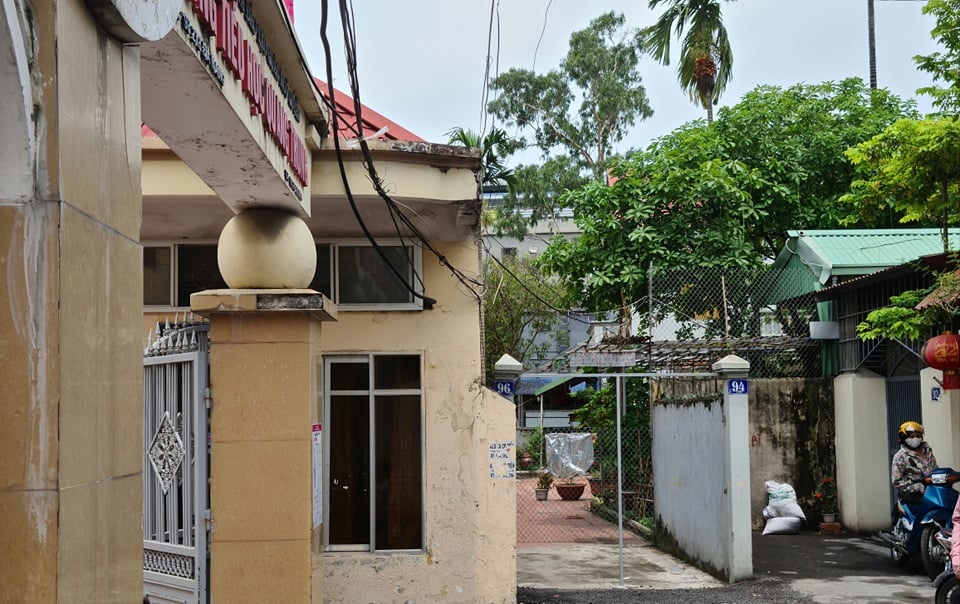 Vụ bé lớp 1 đứng ngoài cổng trường: Ban giám hiệu xin nhận trách nhiệm - 4 Vụ bé lớp 1 đứng ngoài cổng trường: Ban giám hiệu xin nhận trách nhiệm - 4