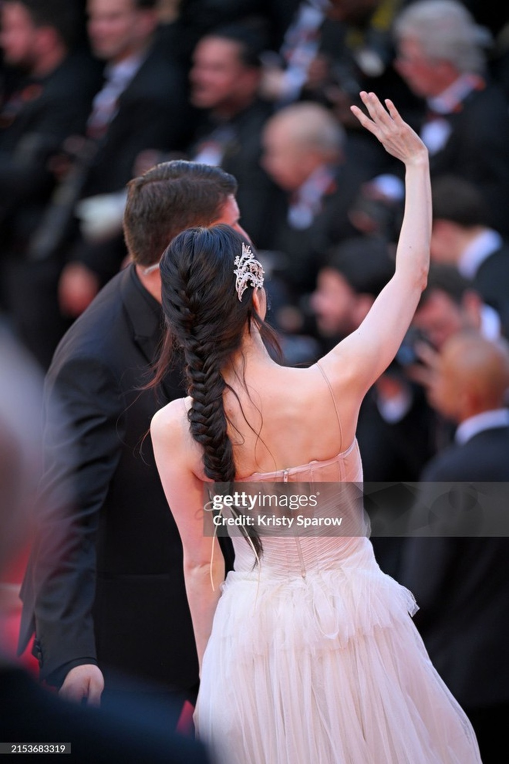 Hai mỹ nhân xứ Hàn đọ dáng trên thảm đỏ Cannes 2024 - 4 Hai mỹ nhân xứ Hàn đọ dáng trên thảm đỏ Cannes 2024 - 4