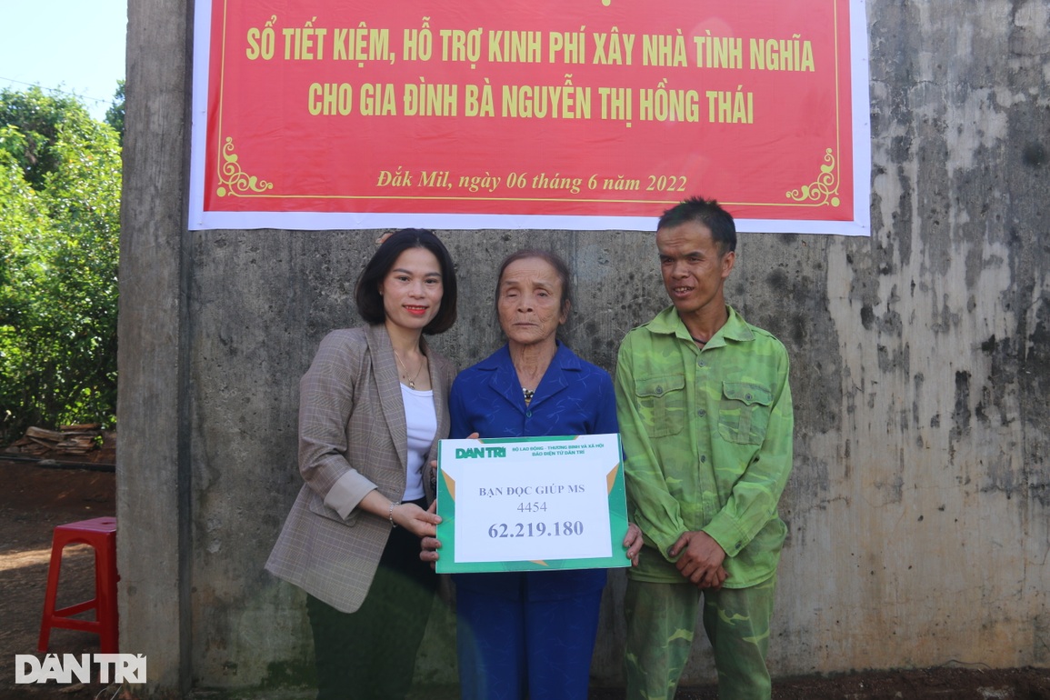 Mẹ nghèo hạnh phúc được bạn đọc Dân trí hỗ trợ xây nhà mới - 1 Mẹ nghèo hạnh phúc được bạn đọc Dân trí hỗ trợ xây nhà mới - 1