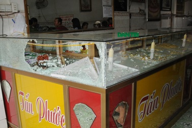 Nổ súng cướp tiệm vàng do nợ số tiền hơn chục triệu đồng