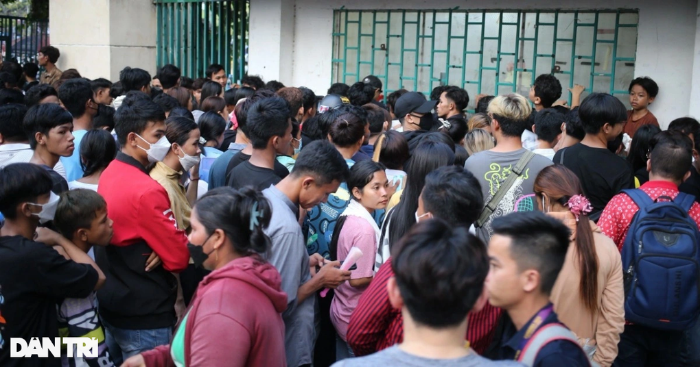 Cổ động viên Campuchia lại vất vả với tấm vé xem bóng đá - 2 Cổ động viên Campuchia lại vất vả với tấm vé xem bóng đá - 2