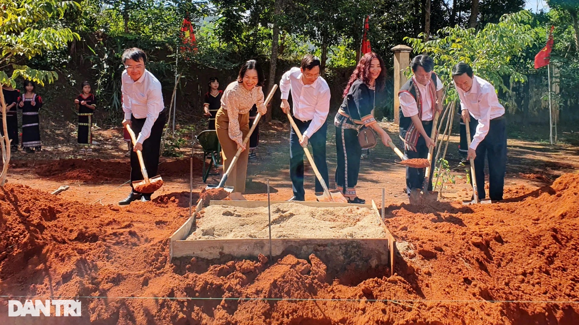 Khởi công công trình phòng học Dân trí ở vùng khó khăn tỉnh Kon Tum - 12 Khởi công công trình phòng học Dân trí ở vùng khó khăn tỉnh Kon Tum - 12