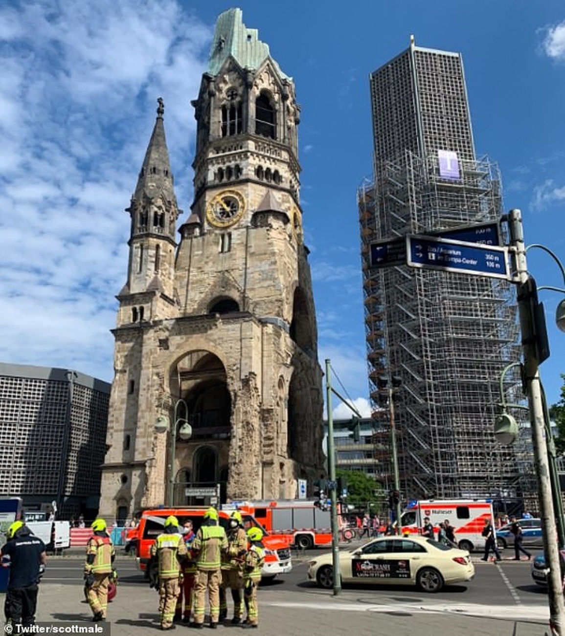 Xe lao vào đám đông ở Berlin, 1 người chết, 30 người bị thương - 2 Xe lao vào đám đông ở Berlin, 1 người chết, 30 người bị thương - 2
