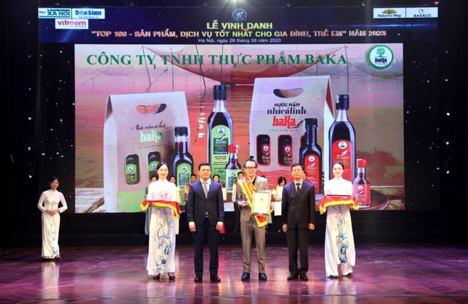 Ông Nguyễn Trọng Đàm, Chủ tịch Trung ương Hội Bảo trợ người khuyết tật và trẻ mồ côi Việt Nam, nguyên Thứ trưởng Bộ LĐ-TB&XH và ông Hoàng Vững, Tổng Biên tập Tạp chí Tiếp thị và Gia đình trao Chứng nhận và Biểu trưng cho các doanh nghiệp.