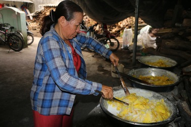 Nghề "ngủ ngày làm đêm" ở Huế ít người biết