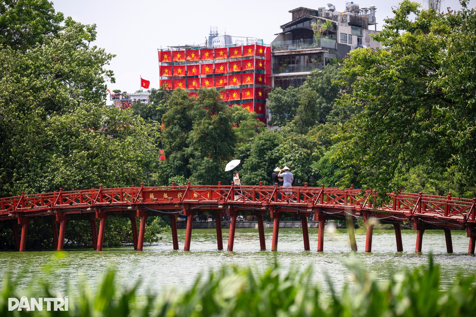 Thủ đô rực rỡ cờ hoa, người dân đi trong muôn ánh sao vàng tung bay rực rỡ - 2 Thủ đô rực rỡ cờ hoa, người dân đi trong muôn ánh sao vàng tung bay rực rỡ - 2
