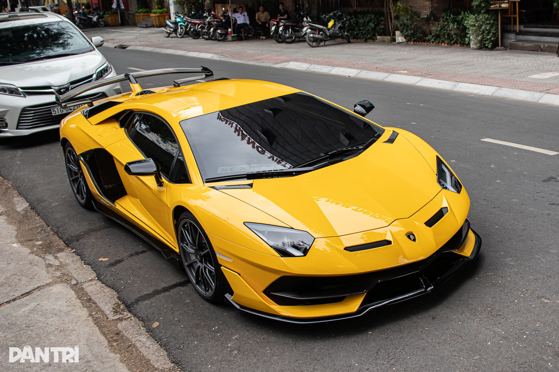 Ngắm Ferrari SF90 biển tứ quý 9 và dàn siêu xe trăm tỷ của đại gia Sài Gòn - 7 Ngắm Ferrari SF90 biển tứ quý 9 và dàn siêu xe trăm tỷ của đại gia Sài Gòn - 7
