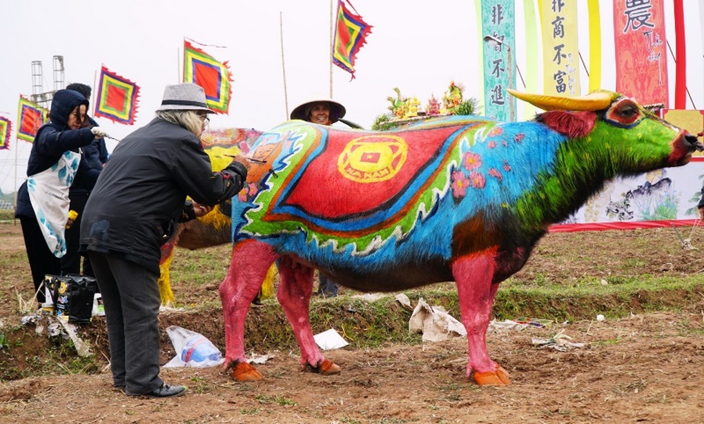Họa sĩ thi tài trên thân trâu đầu năm mới Quý Mão 2023 - 6 Họa sĩ thi tài trên thân trâu đầu năm mới Quý Mão 2023 - 6