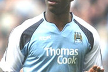 Chelsea đặt 15 triệu bảng mua Micah Richards