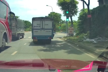 Ô tô tải rẽ phải chèn ngã người đi xe máy: Lỗi do ai?