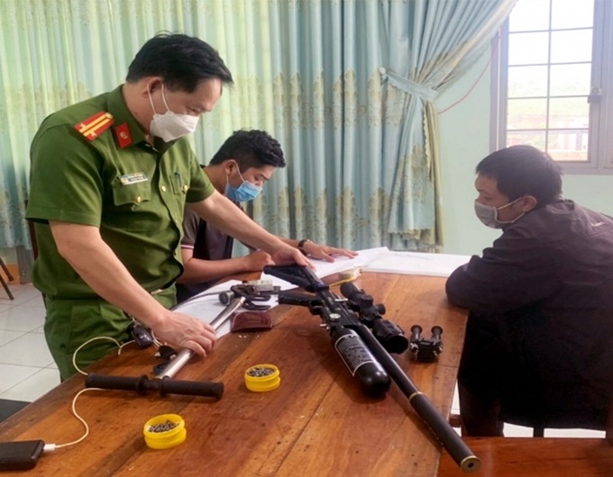 Phạm Việt Cường và tang vật tại cơ quan Công an.