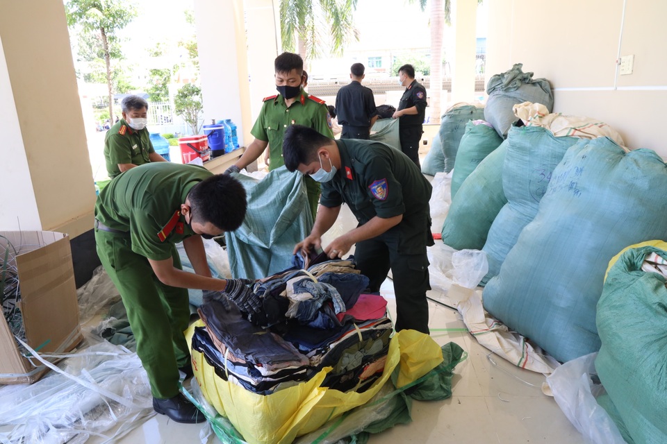 Bị công an tuýt còi, đoàn xe chở hàng lậu tháo chạy tán loạn - 2 Bị công an tuýt còi, đoàn xe chở hàng lậu tháo chạy tán loạn - 2