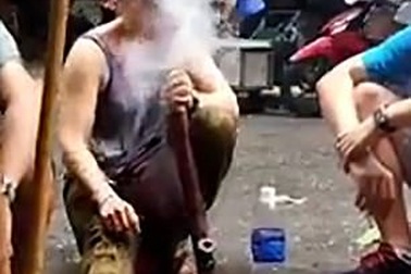 Du khách Tây hút thuốc lào rồi “lăn quay” ngã ra đất