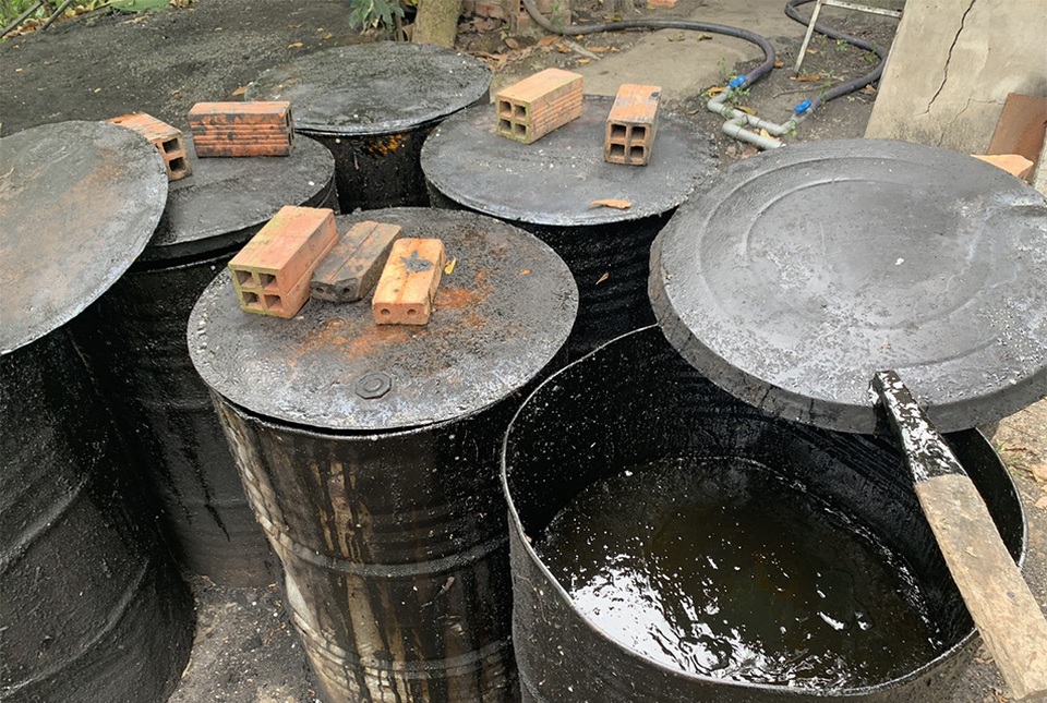 Hô biến hàng chục nghìn lít nhớt thải để tuồn ra thị trường? - 2 Hô biến hàng chục nghìn lít nhớt thải để tuồn ra thị trường? - 2