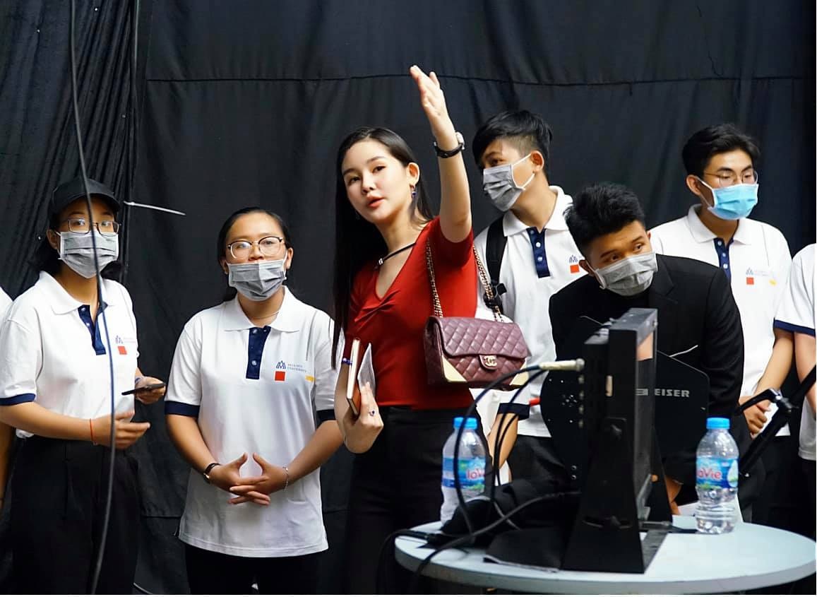 Mỹ nhân Việt làm giảng viên: Midu bị chụp lén, Ngân Anh lên chức sau 1 năm - 2