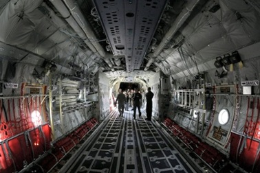 Phát hiện cậu bé châu Phi chết trong máy bay quân sự Mỹ