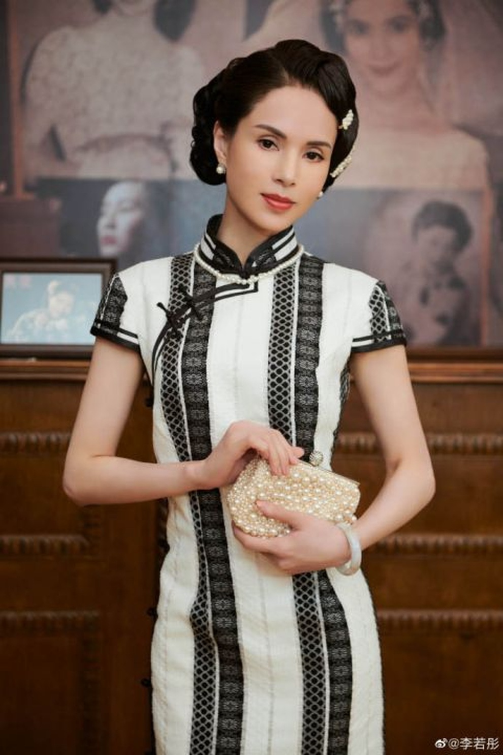 Cô Cô Lý Nhược Đồng mặc xường xám, khoe cánh tay cơ bắp - 9 Cô Cô Lý Nhược Đồng mặc xường xám, khoe cánh tay cơ bắp - 9