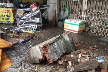 Hai bồn hoa bê tông nặng cả trăm kilogam rơi sập xuống đường