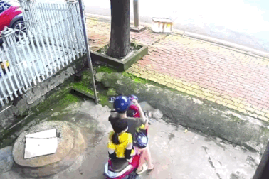 Tai nạn đáng sợ vì bất cẩn khi đi xe ga cùng trẻ nhỏ