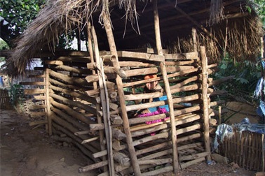 Cô gái bị nhốt 3 năm trong cũi vì nghi bị “ma rừng” bắt